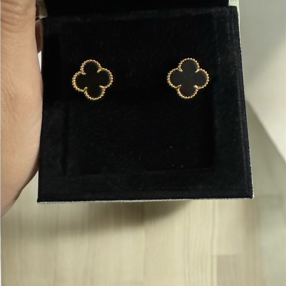 Clover black earrings
